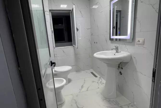 Appartamento in affitto a Tirana 1+1, SemiArredato