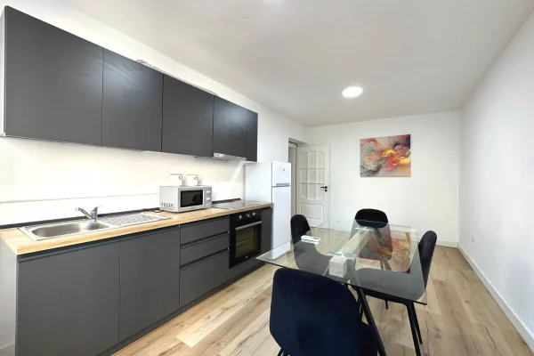 Shtepi ne shitje Apartament ne Tirane, 3+1, Mobilimi E mobiluar, Pagesa 200,000  Euro.