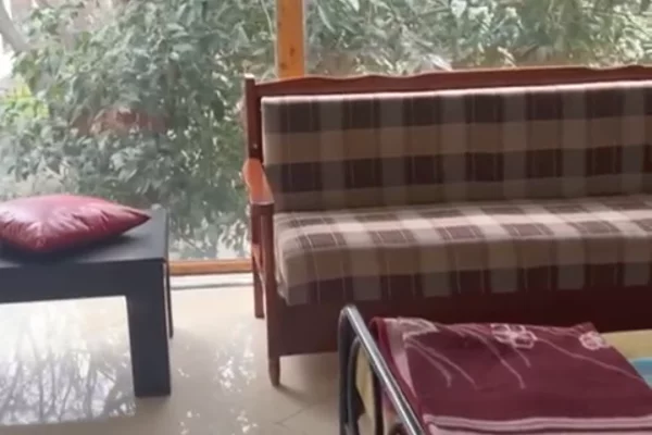 SHTËPI ME QERA - RRUGA TURHAN PASHË PERMETI, PËRBALLË GJYKATËS ADMINISTRATIVE