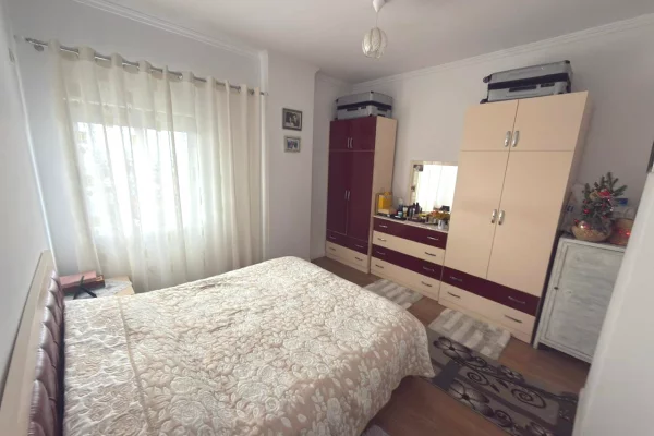 Shtepi ne shitje Apartament ne Tirane, 2+1, Mobilimi E mobiluar, Pagesa 125,000  Euro.