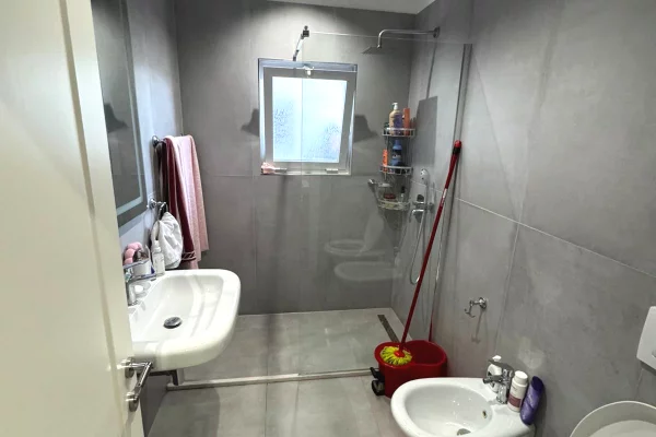 Shtepi ne shitje Apartament ne Tirane, 1+1, Mobilimi E mobiluar, Pagesa 115,000  Euro.