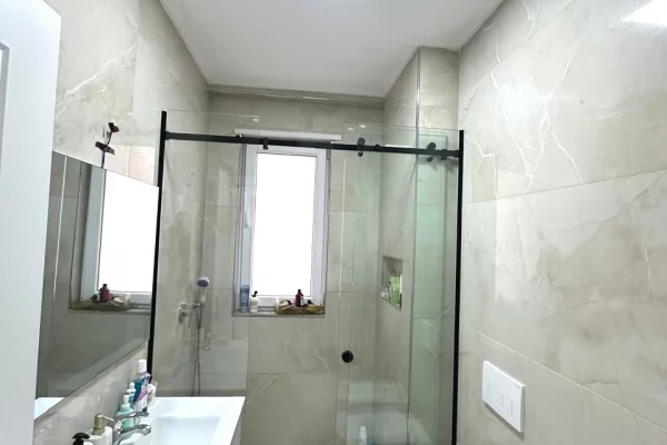 Shtepi ne shitje Apartament ne Tirane, 2+1, Mobilimi E mobiluar, Pagesa 210,000  Euro.