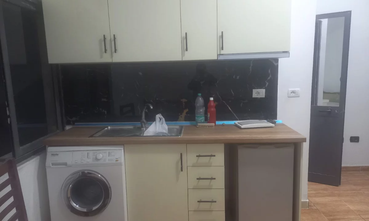 Shtepi me qera Apartament ne Tirane, Garsoniere, Mobilimi E mobiluar, Pagesa 30,000  Leke.