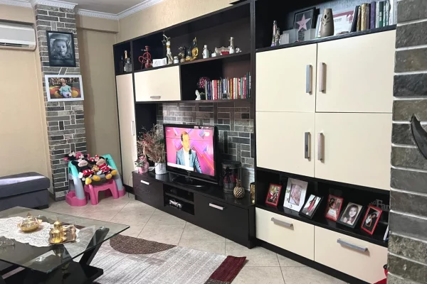 Shtepi ne shitje Apartament ne Tirane, 2+1, Mobilimi E mobiluar, Pagesa 157,950  Euro.