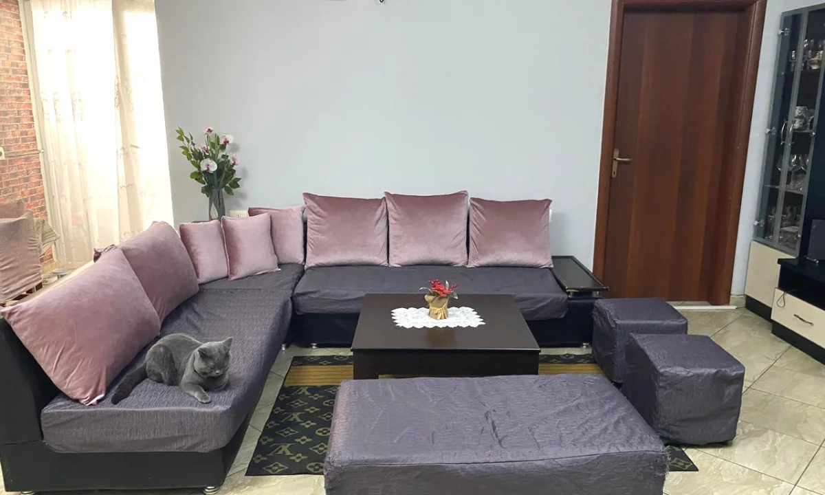 Shtepi ne shitje Apartament ne Tirane, 2+1, Mobilimi E mobiluar, Pagesa 160,000  Euro.