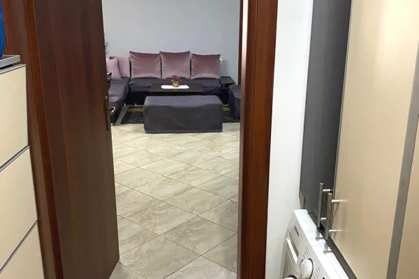 Shtepi ne shitje Apartament ne Tirane, 2+1, Mobilimi E mobiluar, Pagesa 160,000  Euro.
