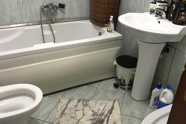 Shtepi ne shitje Apartament ne Tirane, 2+1, Mobilimi E mobiluar, Pagesa 160,000  Euro.