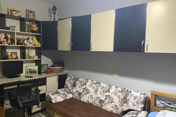 Shtepi ne shitje Apartament ne Tirane, 2+1, Mobilimi E mobiluar, Pagesa 160,000  Euro.