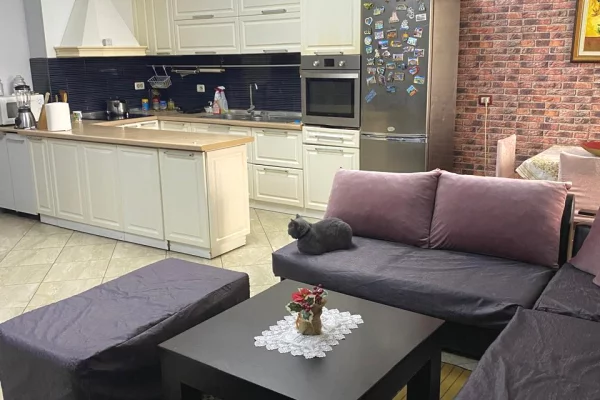 Shtepi ne shitje Apartament ne Tirane, 2+1, Mobilimi E mobiluar, Pagesa 160,000  Euro.