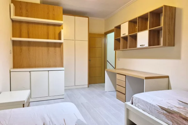 Shtepi ne shitje Apartament ne Tirane, 3+1, Mobilimi E mobiluar, Pagesa 219,000  Euro.