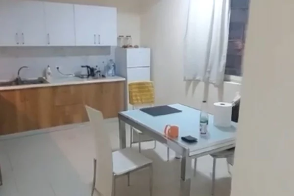 Shtepi me qera Apartament ne Tirane, 2+1, Mobilimi E mobiluar, Pagesa 55,000  Leke.