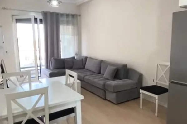 APARTAMENT ME QERA 1+1 – TEK 21 DHJETORI, KOMPLEKSI MAGNET