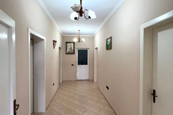 Shtepi me qera Apartament ne Tirane, 2+1, Mobilimi E mobiluar, Pagesa 450  Euro.