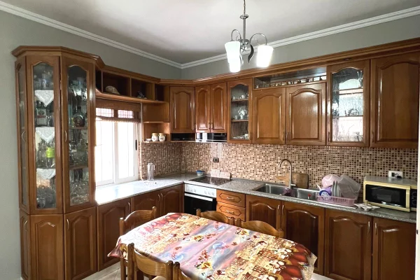 Shtepi me qera Apartament ne Tirane, 2+1, Mobilimi E mobiluar, Pagesa 450  Euro.