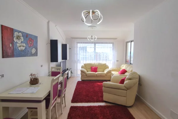 Shtepi ne shitje Apartament ne Tirane, 2+1, Mobilimi E mobiluar, Pagesa 147,000  Euro.