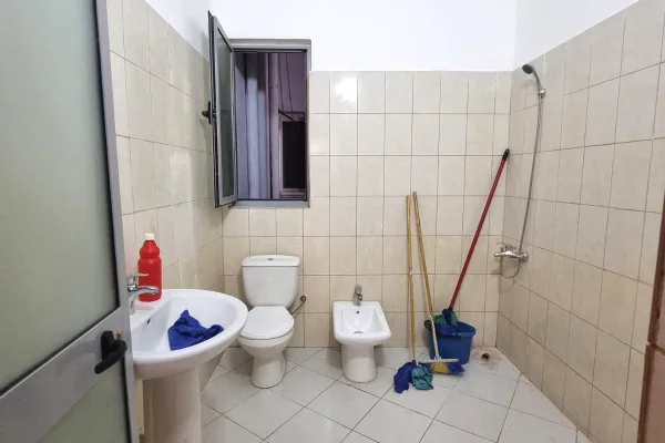 Shtepi ne shitje Apartament ne Tirane, 2+1, Mobilimi E mobiluar, Pagesa 147,000  Euro.