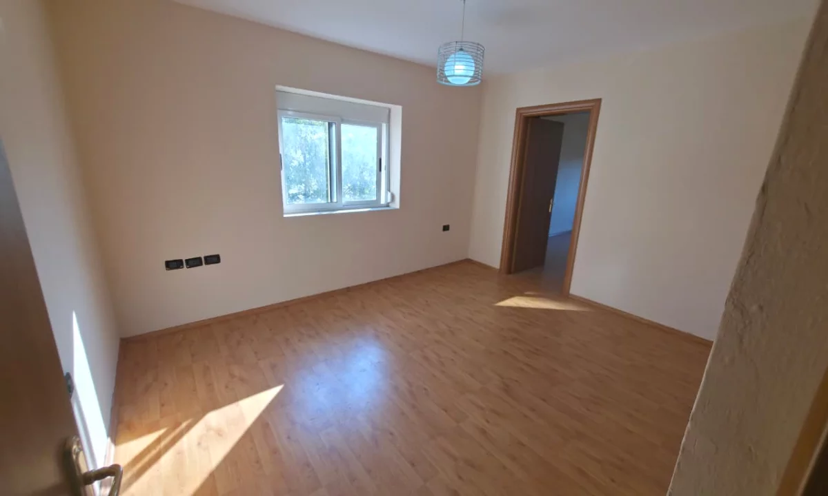 Shtepi ne shitje Apartament ne Tirane, 2+1, Mobilimi Bosh, pa mobiluar, Pagesa 132,000  Euro.
