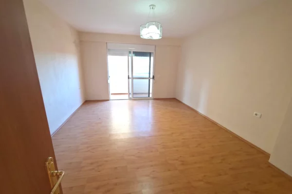 Shtepi ne shitje Apartament ne Tirane, 2+1, Mobilimi Bosh, pa mobiluar, Pagesa 132,000  Euro.