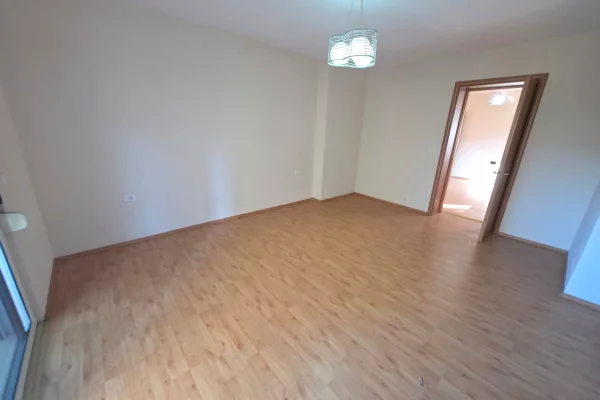 Shtepi ne shitje Apartament ne Tirane, 2+1, Mobilimi Bosh, pa mobiluar, Pagesa 132,000  Euro.