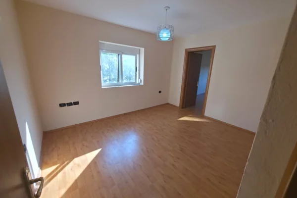 SHITET APARTAMENT  2+1– PRANË MEDRESESË, TIRANË