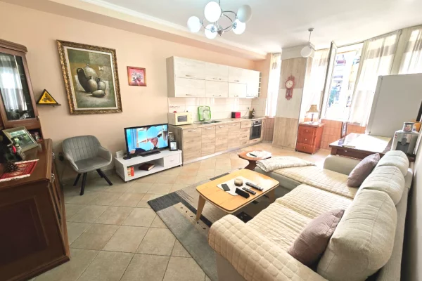 Shtepi ne shitje Apartament ne Tirane, 2+1, Mobilimi E mobiluar, Pagesa 145,000  Euro.