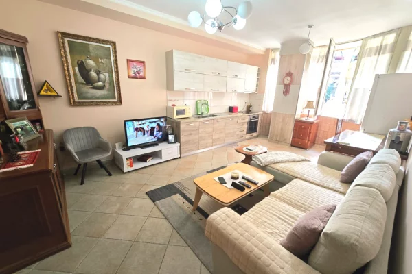 Shtepi ne shitje Apartament ne Tirane, 2+1, Mobilimi E mobiluar, Pagesa 145,000  Euro.