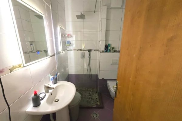 Shtepi ne shitje Apartament ne Tirane, 2+1, Mobilimi E mobiluar, Pagesa 145,000  Euro.