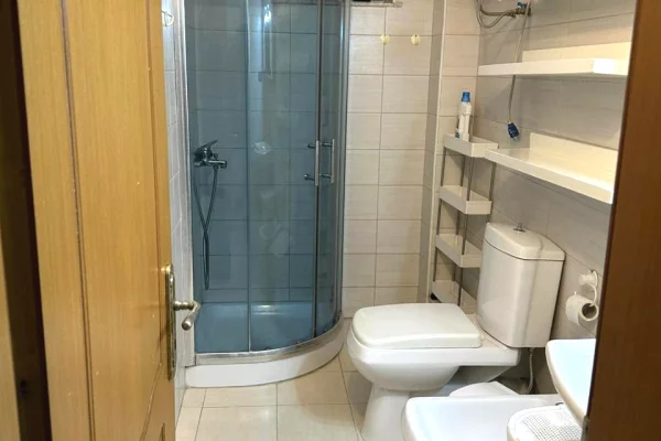 Shtepi me qera Apartament ne Tirane, 2+1, Mobilimi E mobiluar, Pagesa 50,000  Leke.