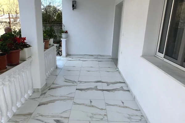 Shtepi me qera Apartament ne Tirane, 2+1, Mobilimi E mobiluar, Pagesa 50,000  Leke.