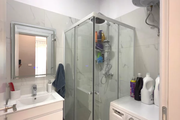 Shtepi ne shitje Apartament ne Tirane, 1+1, Mobilimi E mobiluar, Pagesa 140,000  Euro.