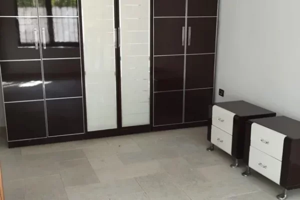 Shtepi me qera Penthose(kati i fundit panoramik) ne Tirane, 1+1, Mobilimi E mobiluar, Pagesa 280  Euro.