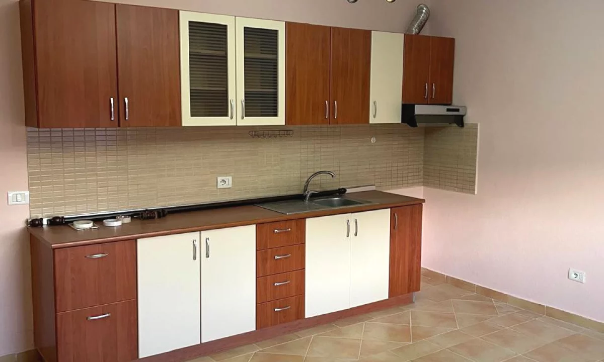 Shtepi me qera Apartament ne Tirane, 3+1, Mobilimi Pjeserisht e mobiluar, Pagesa 600  Euro.