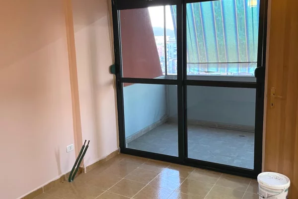 Shtepi me qera Apartament ne Tirane, 3+1, Mobilimi Pjeserisht e mobiluar, Pagesa 600  Euro.