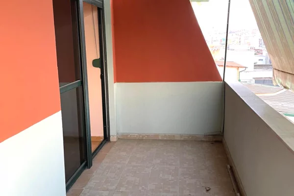 Shtepi me qera Apartament ne Tirane, 3+1, Mobilimi Pjeserisht e mobiluar, Pagesa 600  Euro.