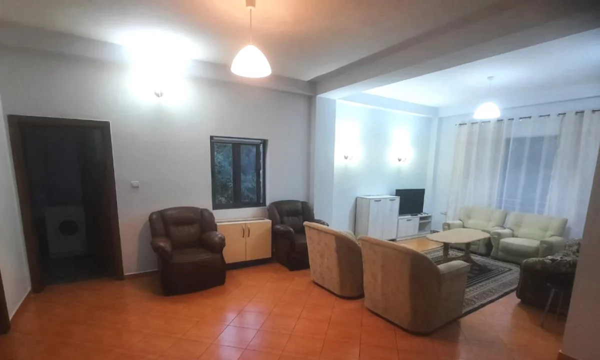 Shtepi me qera Apartament ne Tirane, 3+1, Mobilimi E mobiluar, Pagesa 450  Euro.