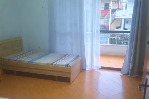Shtepi me qera Apartament ne Tirane, 3+1, Mobilimi E mobiluar, Pagesa 450  Euro.