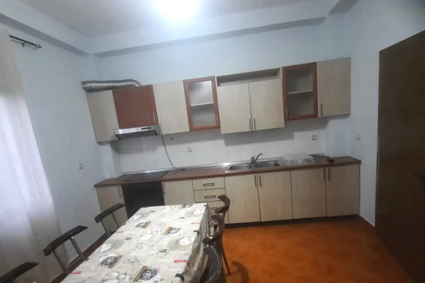 Shtepi me qera Apartament ne Tirane, 3+1, Mobilimi E mobiluar, Pagesa 450  Euro.