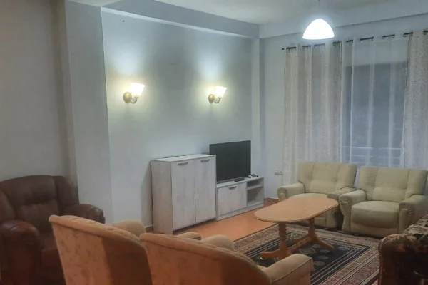 Shtepi me qera Apartament ne Tirane, 3+1, Mobilimi E mobiluar, Pagesa 450  Euro.