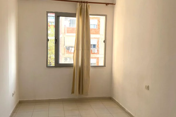 Shtepi ne shitje Apartament ne Tirane, 2+1, Mobilimi Pjeserisht e mobiluar, Pagesa 100,000  Euro.