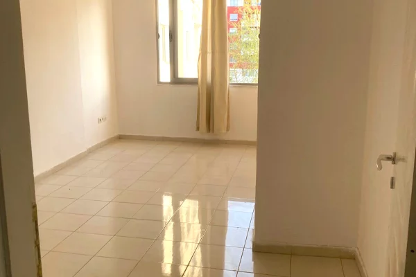 Shtepi ne shitje Apartament ne Tirane, 2+1, Mobilimi Pjeserisht e mobiluar, Pagesa 100,000  Euro.