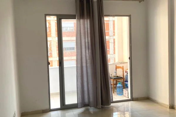 Shtepi ne shitje Apartament ne Tirane, 2+1, Mobilimi Pjeserisht e mobiluar, Pagesa 100,000  Euro.