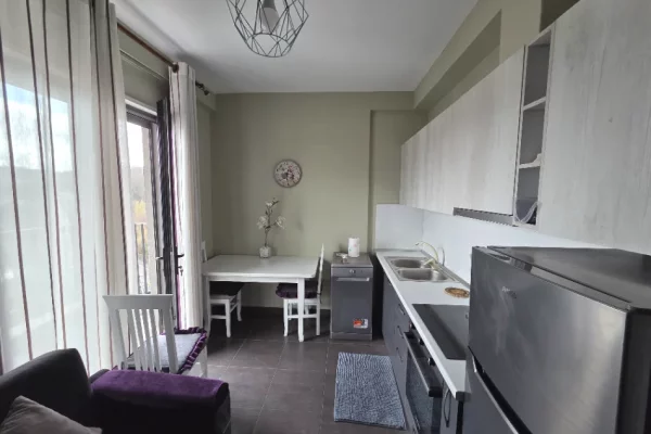 Shtepi me qera Apartament ne Tirane, 1+1, Mobilimi Pjeserisht e mobiluar, Pagesa 450  Euro.