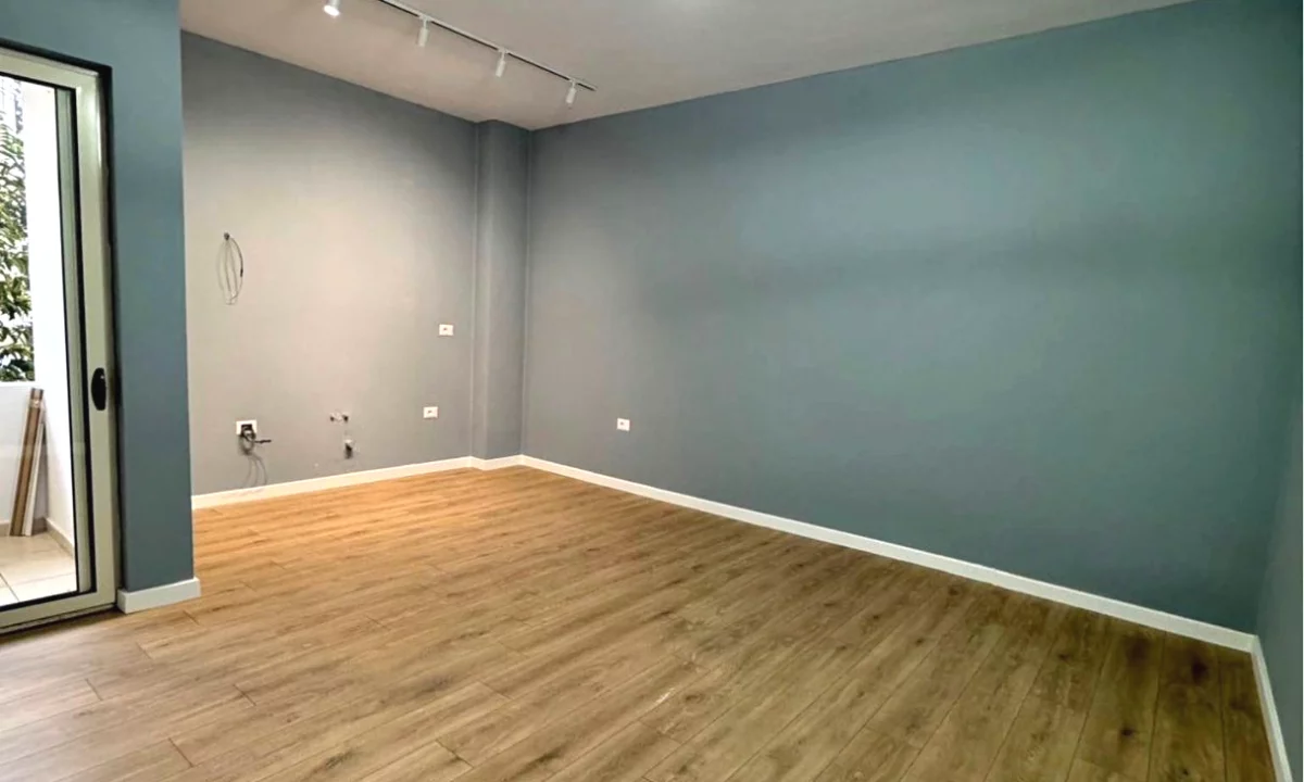 Shtepi ne shitje Apartament ne Tirane, 2+1, Mobilimi Bosh, pa mobiluar, Pagesa 135,000  Euro.