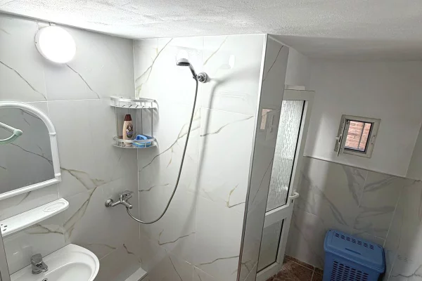 Shtepi me qera Apartament ne Tirane, 1+1, Mobilimi E mobiluar, Pagesa 40,000  Leke.