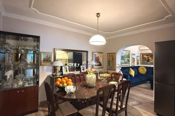 Shtepi ne shitje Apartament ne Tirane, 2+1, Mobilimi E mobiluar, Pagesa 225,000  Euro.