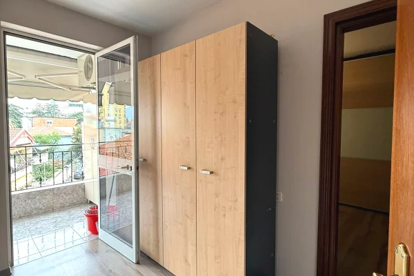 Shtepi ne shitje Apartament ne Tirane, 2+1, Mobilimi E mobiluar, Pagesa 225,000  Euro.