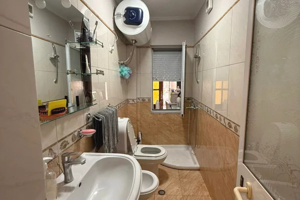 Shtepi ne shitje Apartament ne Tirane, 2+1, Mobilimi E mobiluar, Pagesa 225,000  Euro.
