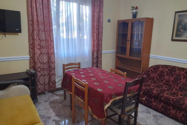 Shtepi me qera Apartament ne Tirane, 1+1, Mobilimi E mobiluar, Pagesa 650  Euro.