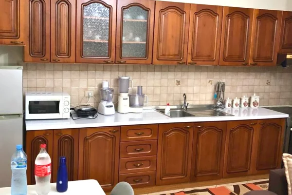 Shtepi me qera Apartament ne Tirane, 1+1, Mobilimi E mobiluar, Pagesa 550  Euro.