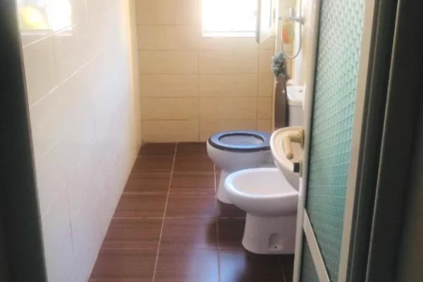 Shtepi me qera Apartament ne Tirane, Garsoniere, Mobilimi E mobiluar, Pagesa 60,000  Leke.